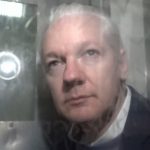 Harvinainen välähdys Julian Assangesta kuvattuna vankikuljetuksen sisäpuolelta