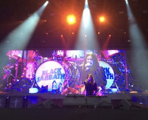 Ozzy esiintymässä Black Sabbathin jäähyväiskiertueella 2016