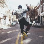 Hulvatonta karanteenihupia - Hölmön kävelyn kuja hauskuuttaa Instagramissa