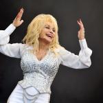 Dolly Parton lahjoitti miljoona dollaria Covid-19-rokotteen tutkimuksen tueksi