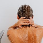Hyaluronihappoa iholle ennen suihkua? Asiantuntijat kommentoivat TikTokin beauty hackia
