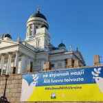 Helsingin tuomiokirkko, Ukrainan tukibanneri kivijalassa. Kuva- Sirpa Patronen:Helsingin seurakunnat
