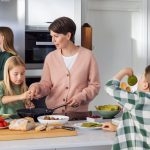 Lapsen arkinen kohtaaminen ruoan ääressä on mielenterveysteko – ruokapöytäkeskusteluissa lapsi tulee nähdyksi ja kuulluksi