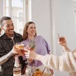 Tutkimus: nuorten aikuisten alkoholinkäyttö on vähentynyt, mutta juhlissa koetaan silti painetta juoda
